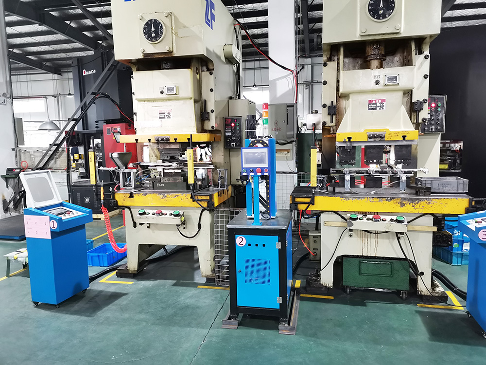 機(jī)械手自動(dòng)沖壓！